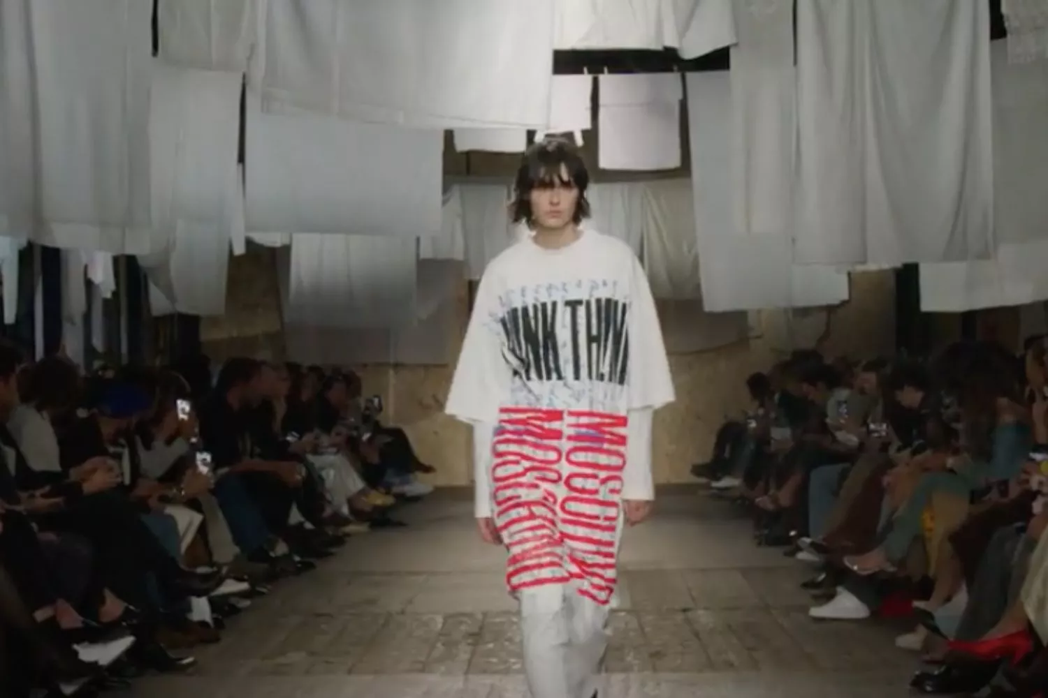 Un modelo desfilando para Moschino / MOSCHINO