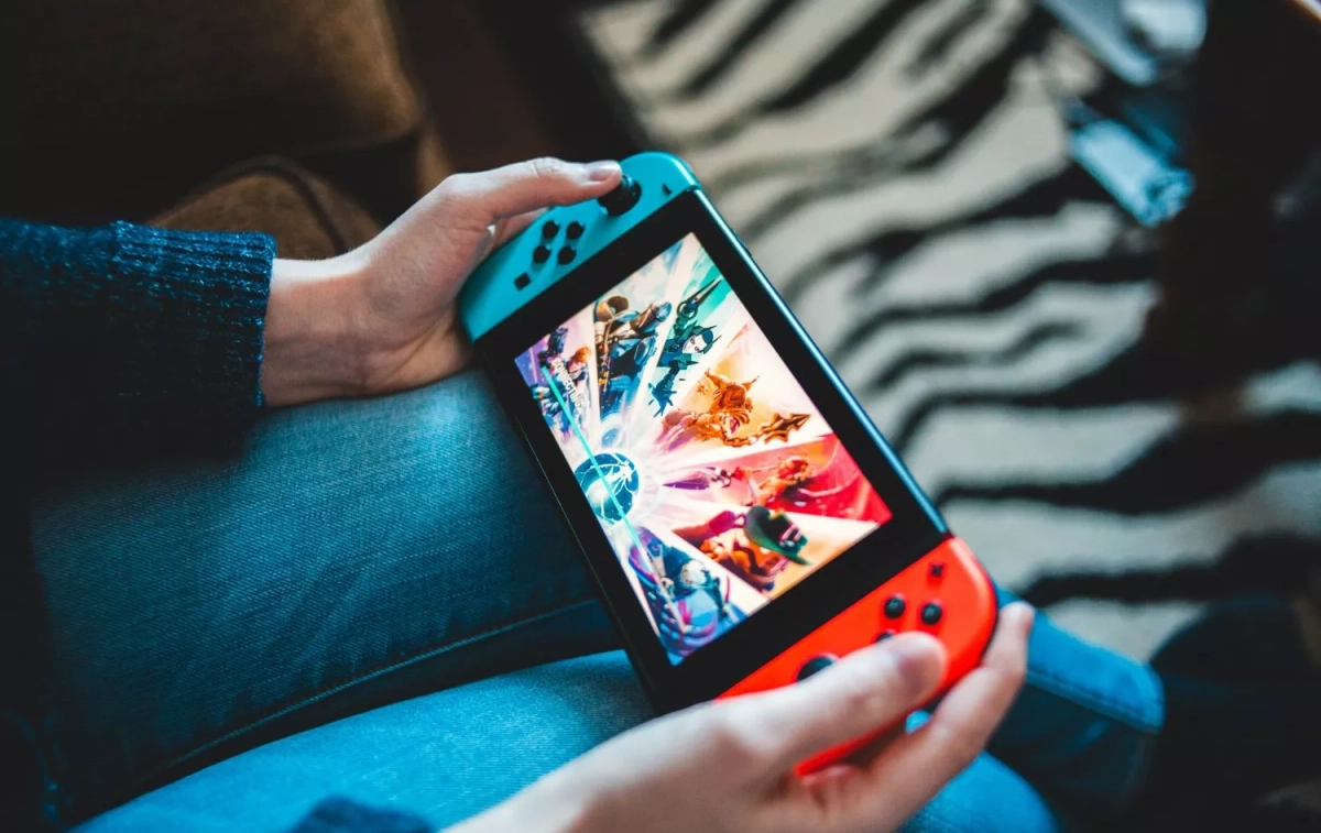 Una persona juega a la Nintendo Switch / UNSPLASH Una persona juega a la Nintendo Switch / UNSPLASH