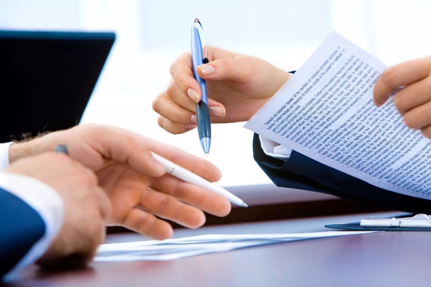 Una persona firma un contrato de trabajo PIXABAY Una persona firma un contrato de trabajo PIXABAY