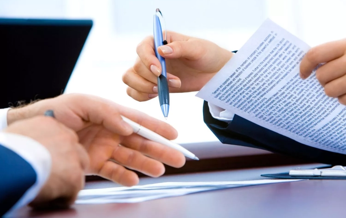Una persona firma un contrato de trabajo / PIXABAY Una persona firma un contrato de trabajo / PIXABAY