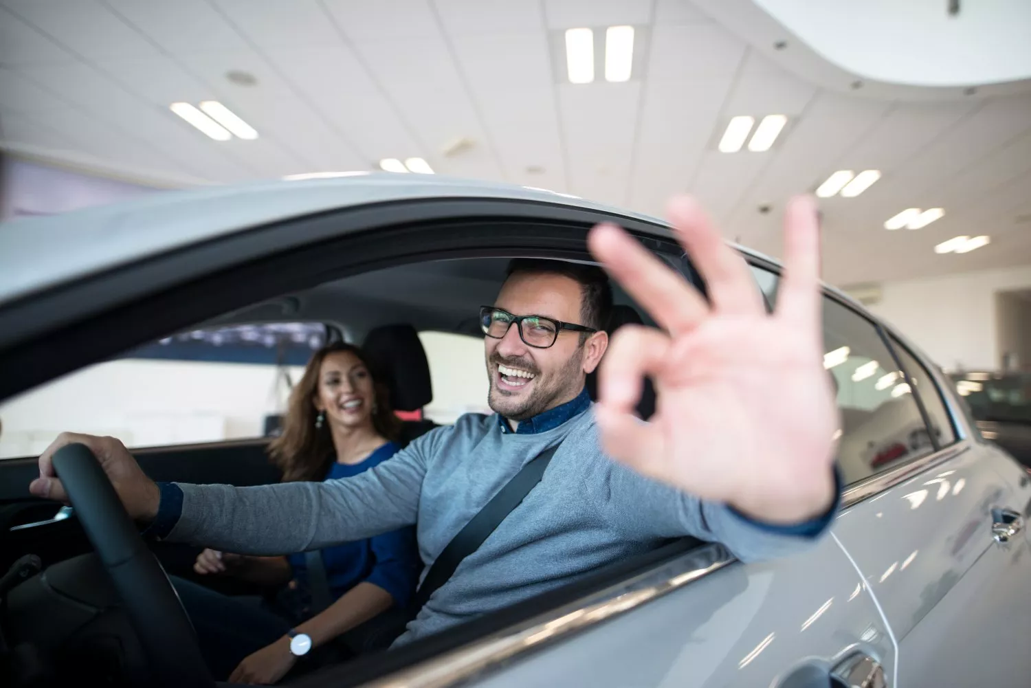Un hombre feliz con alquiler social de coches eléctricos / FREEPIK - aleksandarlittlewolf Un hombre feliz con alquiler social de coches eléctricos / FREEPIK - aleksandarlittlewolf