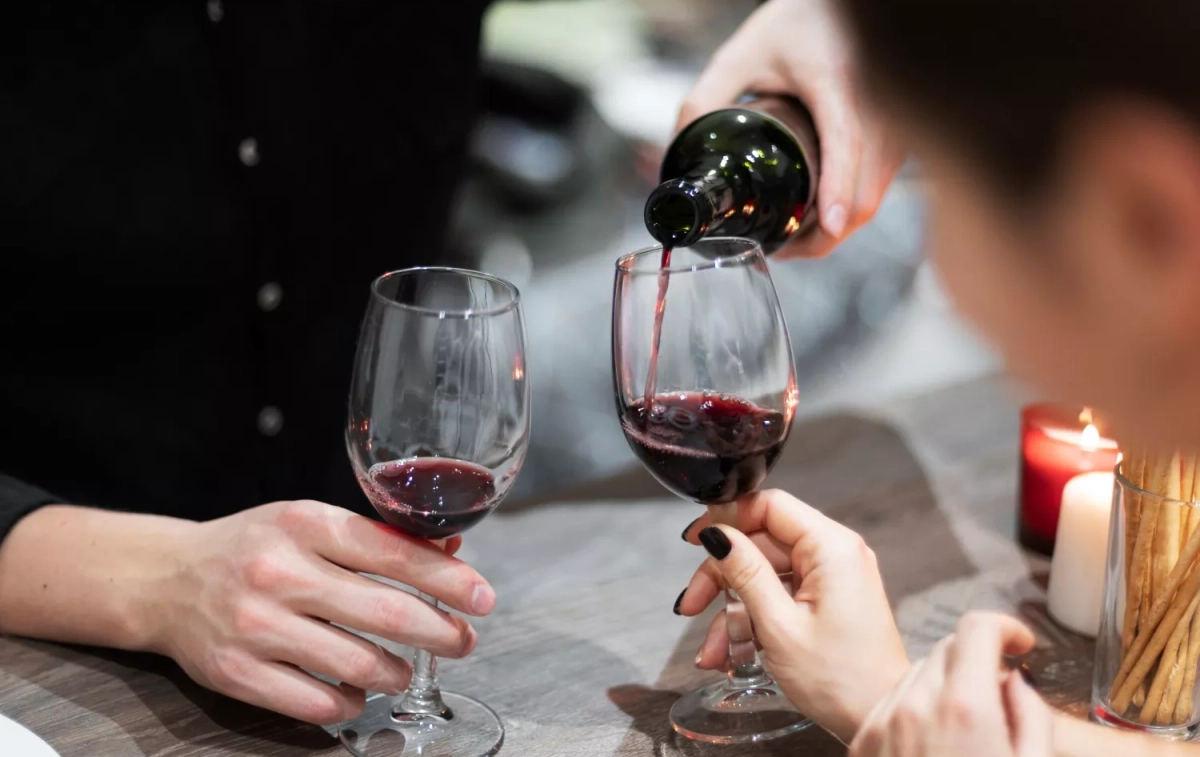 Dos personas se disponen a brindar con un vino tinto / FREEPIK Dos personas se disponen a brindar con un vino tinto / FREEPIK