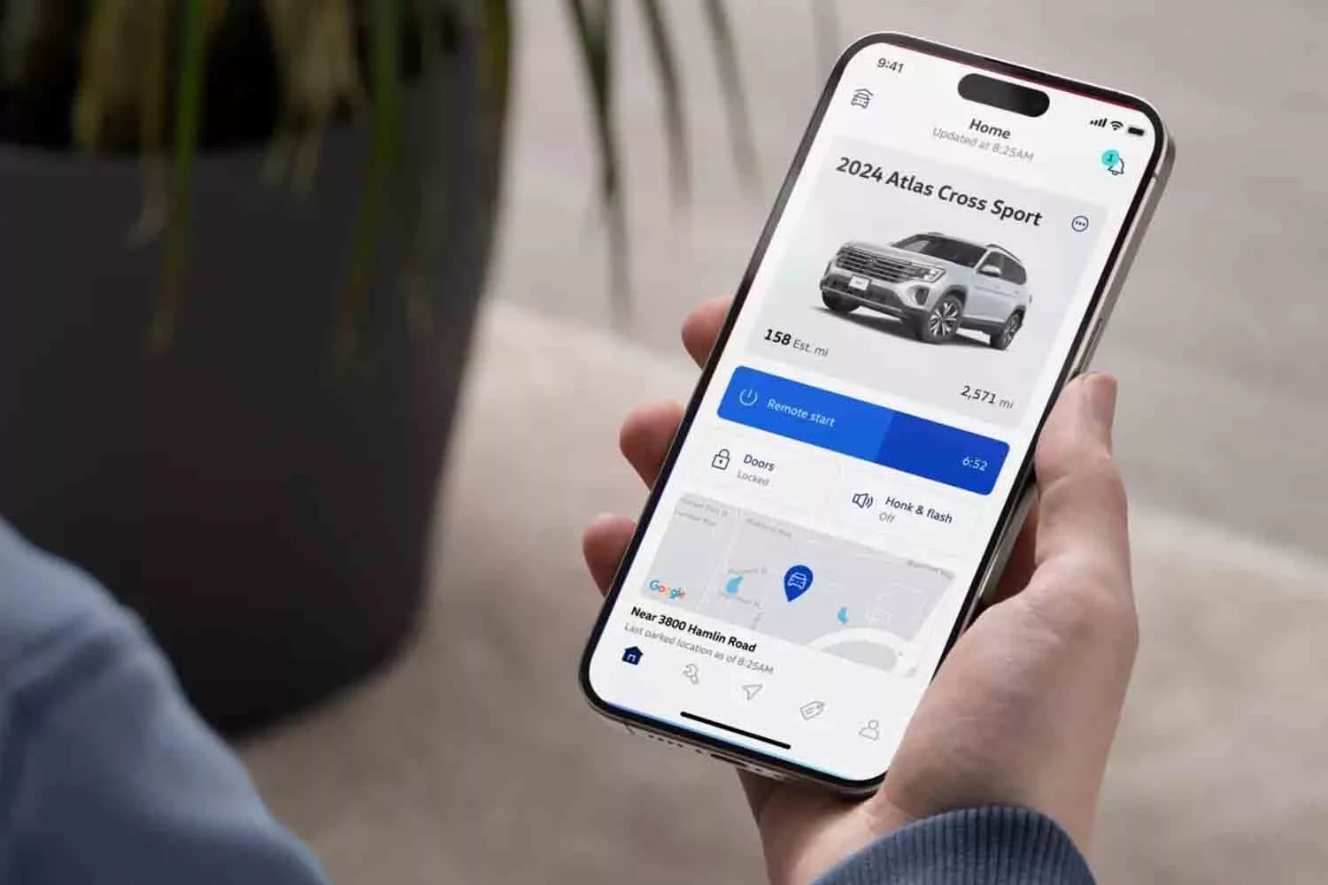 Una persona con el nuevo asistente en carretera de Google y Volkswagen / VOLKSWAGEN Una persona con el nuevo asistente en carretera de Google y Volkswagen / VOLKSWAGEN