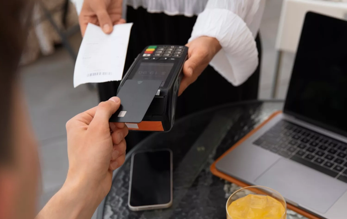 Una persona paga con su tarjeta / FREEPIK Una persona paga con su tarjeta / FREEPIK