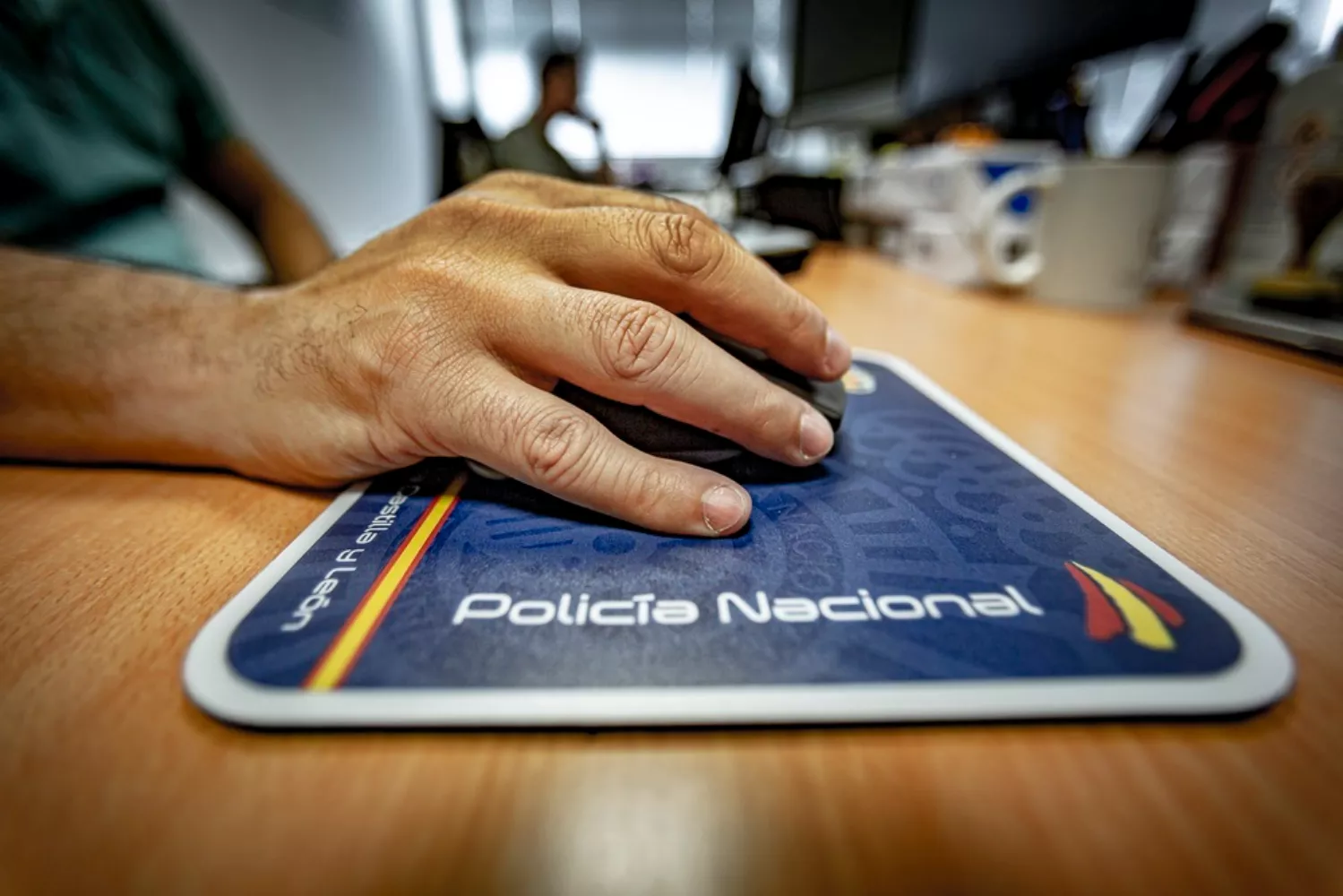 La mano de un agente de la Policía Nacional EP La mano de un agente de la Policía Nacional EP