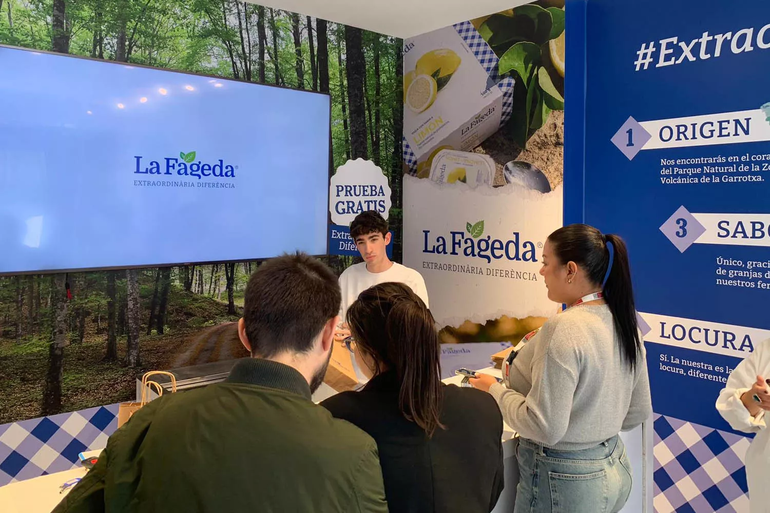 Varios consumidores en la primera tienda temporal de La Fageda en Madrid LF