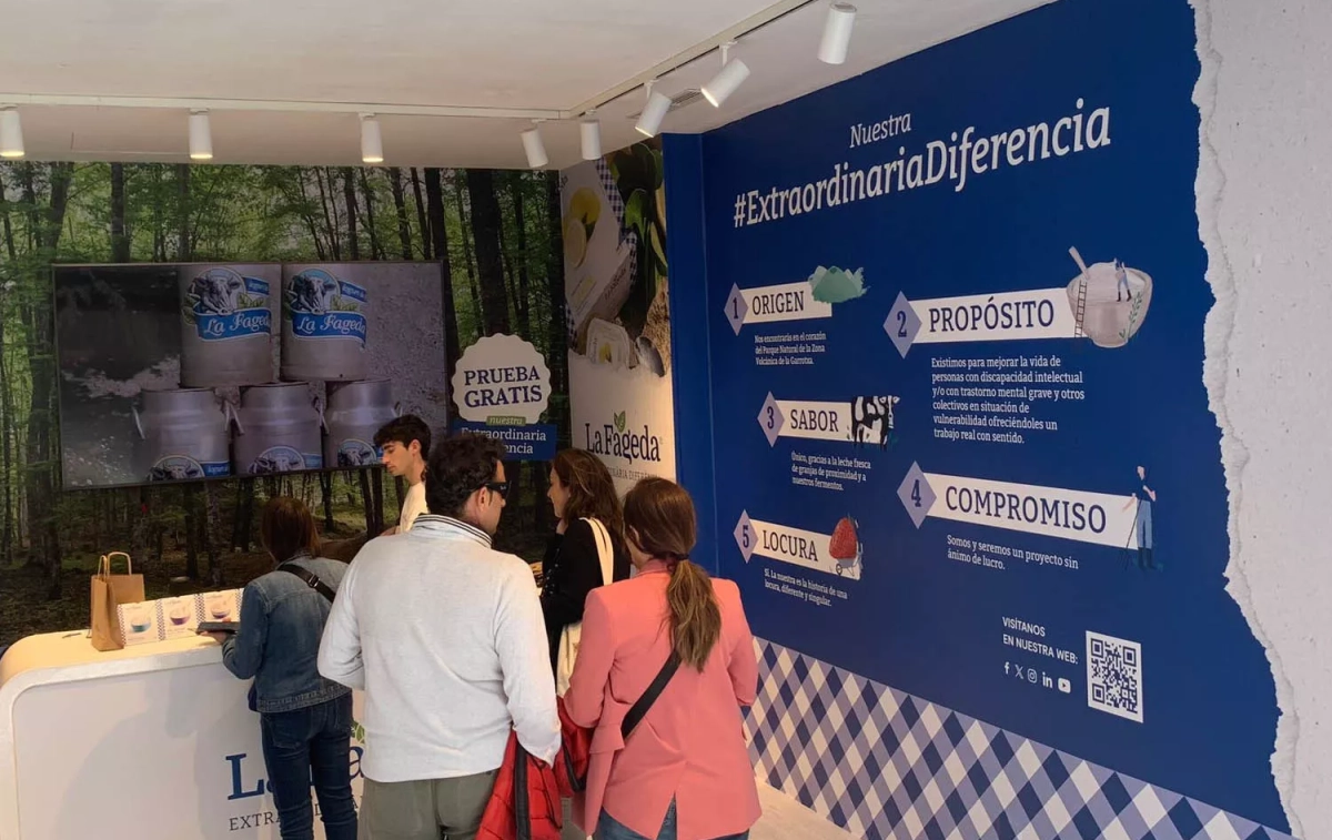 Una pequeña cola para degustar los yogures La Fageda en el local de Gran Vía 46 / LF Una pequeña cola para degustar los yogures La Fageda en el local de Gran Vía 46 / LF