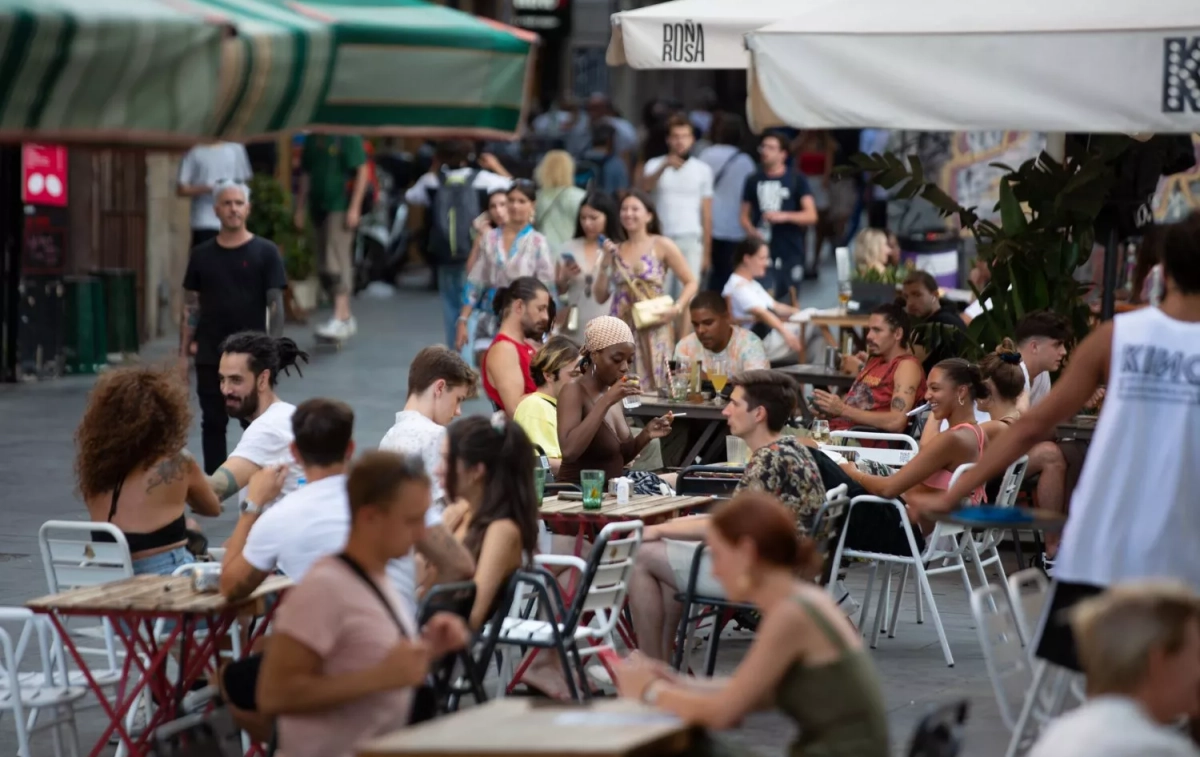 Multitud de personas en la terraza de un bar durante un día festivo / DAVID ZORRAKINO - EUROPA PRESS Multitud de personas en la terraza de un bar durante un día festivo / DAVID ZORRAKINO - EUROPA PRESS