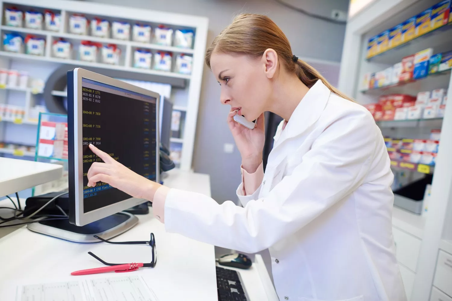 La responsable de una farmacia busca un medicamento / FREEPIK -  gpointstudio