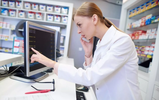 La responsable de una farmacia busca un medicamento / FREEPIK - gpointstudio La responsable de una farmacia busca un medicamento / FREEPIK - gpointstudio