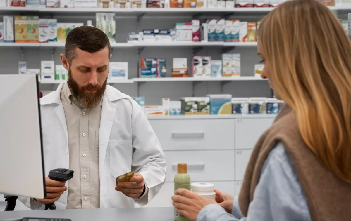 Un farmacéutico con una clienta / FREEPIK Un farmacéutico con una clienta / FREEPIK