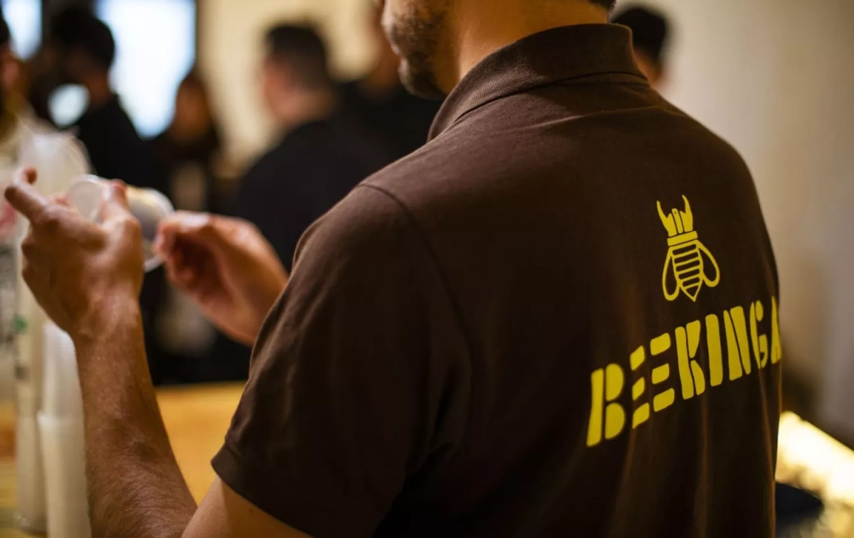 Una persona con una camiseta de la compañía / BEEKINGA Una persona con una camiseta de la compañía / BEEKINGA