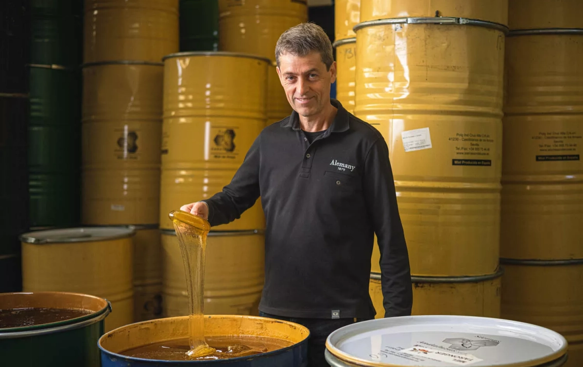 Ferran Alemany en la fábrica de miel de su empresa en Os de Balaguer (Lleida) Ferran Alemany en la fábrica de miel de su empresa en Os de Balaguer (Lleida)