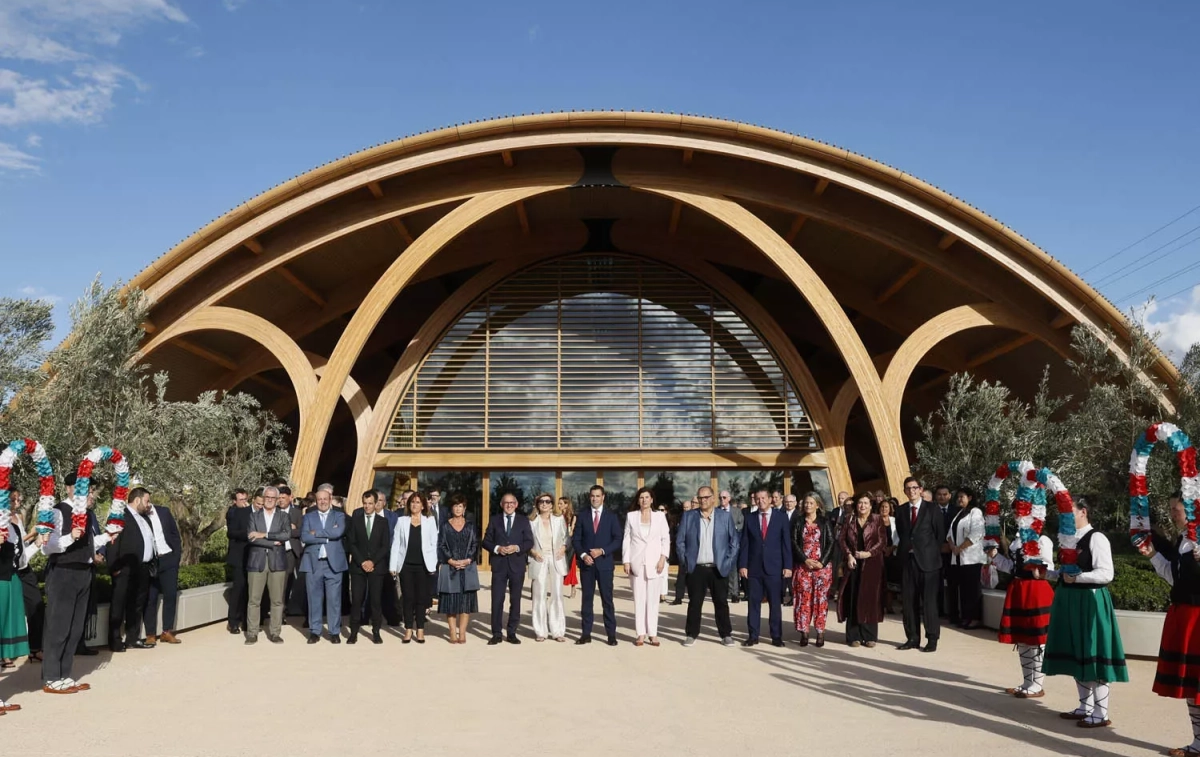 Inauguración del nuevo edificio de Bodegas Faustino en Oyón / BF Inauguración del nuevo edificio de Bodegas Faustino en Oyón / BF