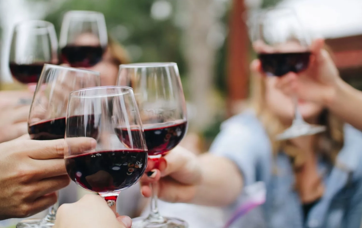 Varias personas brindan con vino / UNSPLASH Varias personas brindan con vino / UNSPLASH