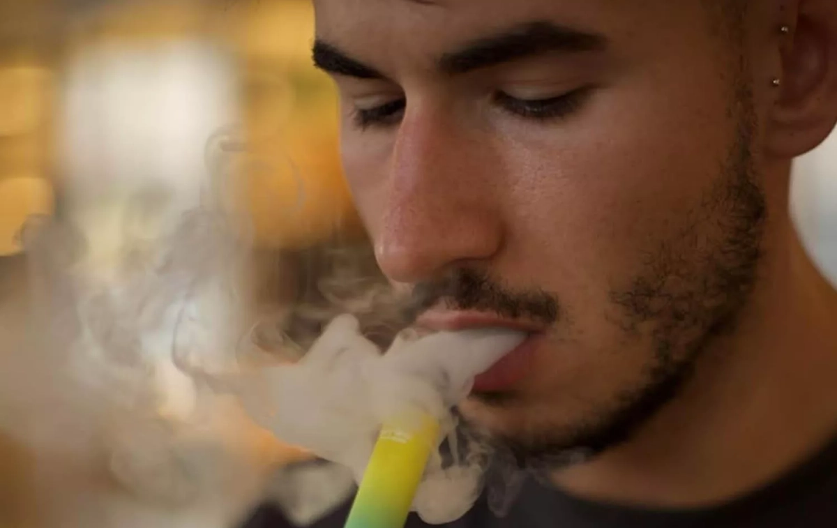 Un joven con un cigarrillo electrónico desechable / AMAZON Un joven con un cigarrillo electrónico desechable / AMAZON