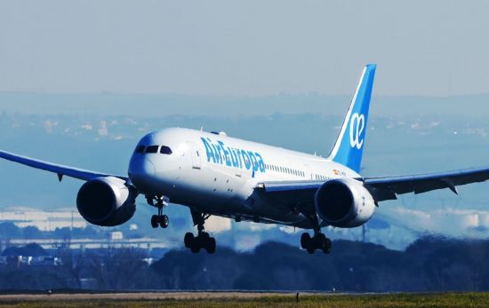 Un avión de Air Europa a punto de aterrizar / EP Un avión de Air Europa a punto de aterrizar / EP