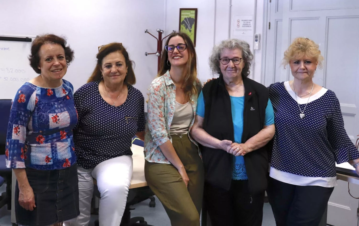 Mujeres del 'Programa Crea' en el barrio de Chamberí-Vallecas junto a la técnica de la Fundación Nantik Lum / CEDIDA Mujeres del 'Programa Crea' en el barrio de Chamberí-Vallecas junto a la técnica de la Fundación Nantik Lum / CEDIDA