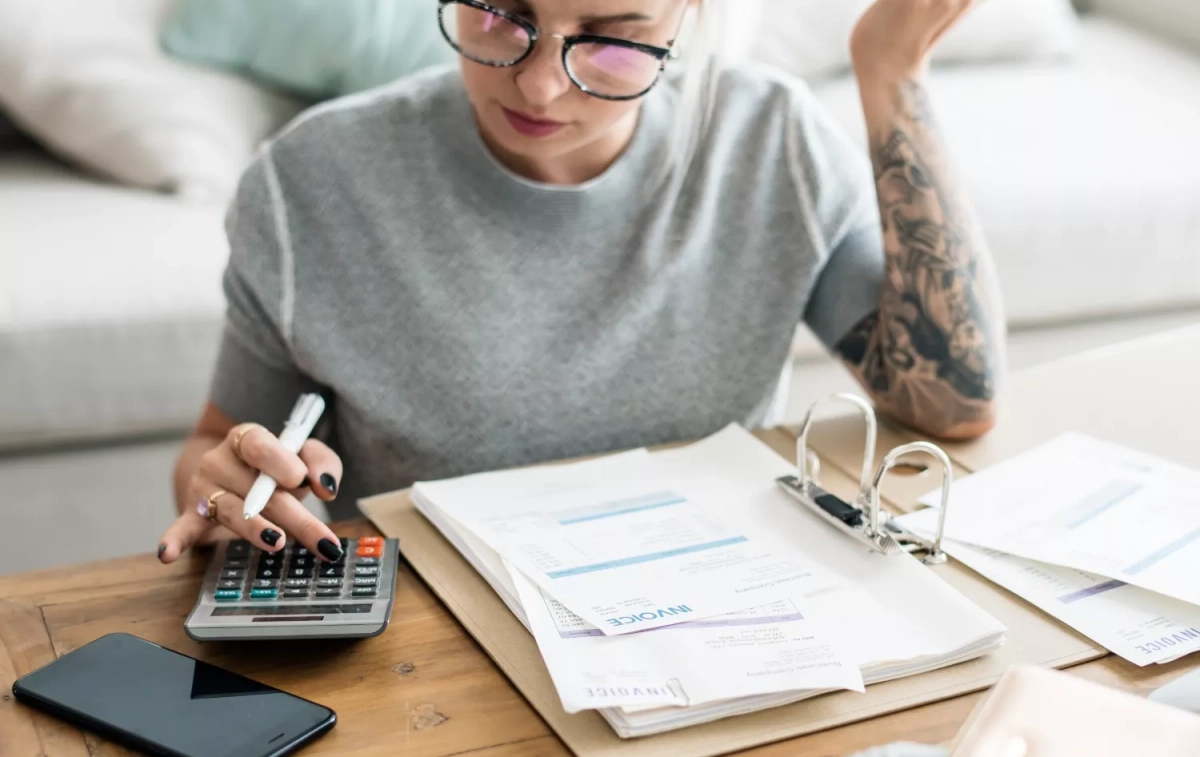 Una consumidora calcula los bienes que más han subido de precio en el último año / FREEPIK - rawpixel.com Una consumidora calcula los bienes que más han subido de precio en el último año / FREEPIK - rawpixel.com