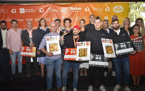 El chef Javier García Albuger con el trofeo que le corona como el autor de las mejores bravas del mundo / UNADEBRAVAS El chef Javier García Albuger con el trofeo que le corona como el autor de las mejores bravas del mundo / UNADEBRAVAS