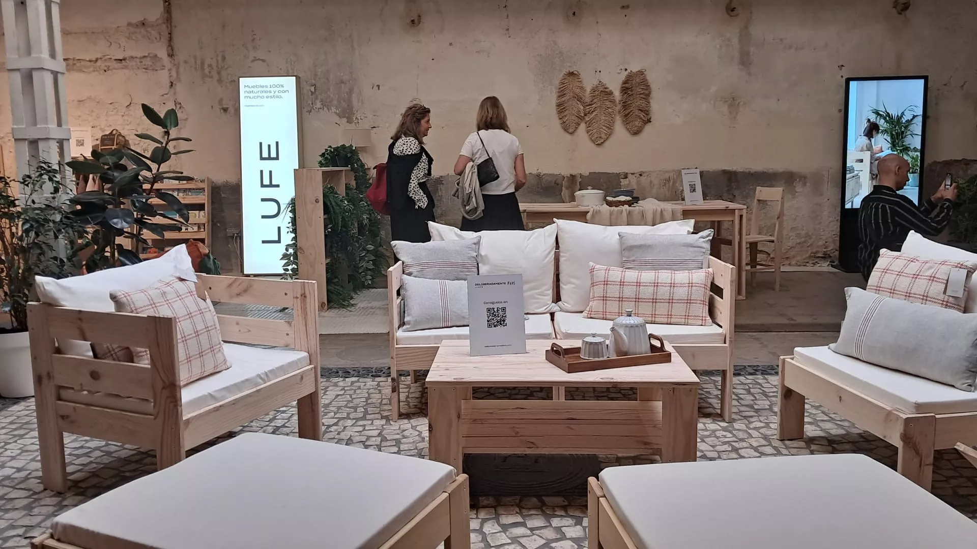Varias personas en la tienda de muebles LUFE / CG