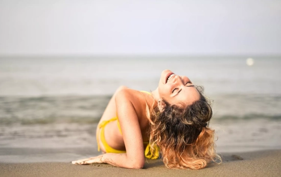 Una mujer disfrutando de su felicidad/ Pexel Una mujer disfrutando de su felicidad/ Pexel