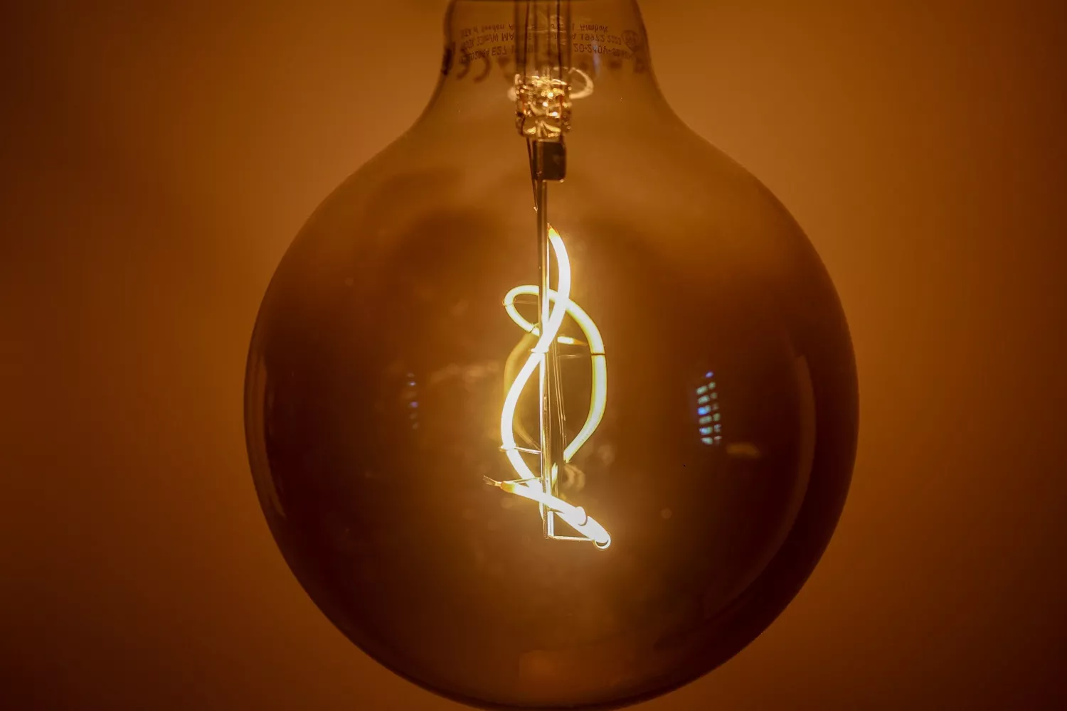 Una bombilla, cuyo uso se ve afectado por el precio de la luz   Ricardo Rubio   EP
