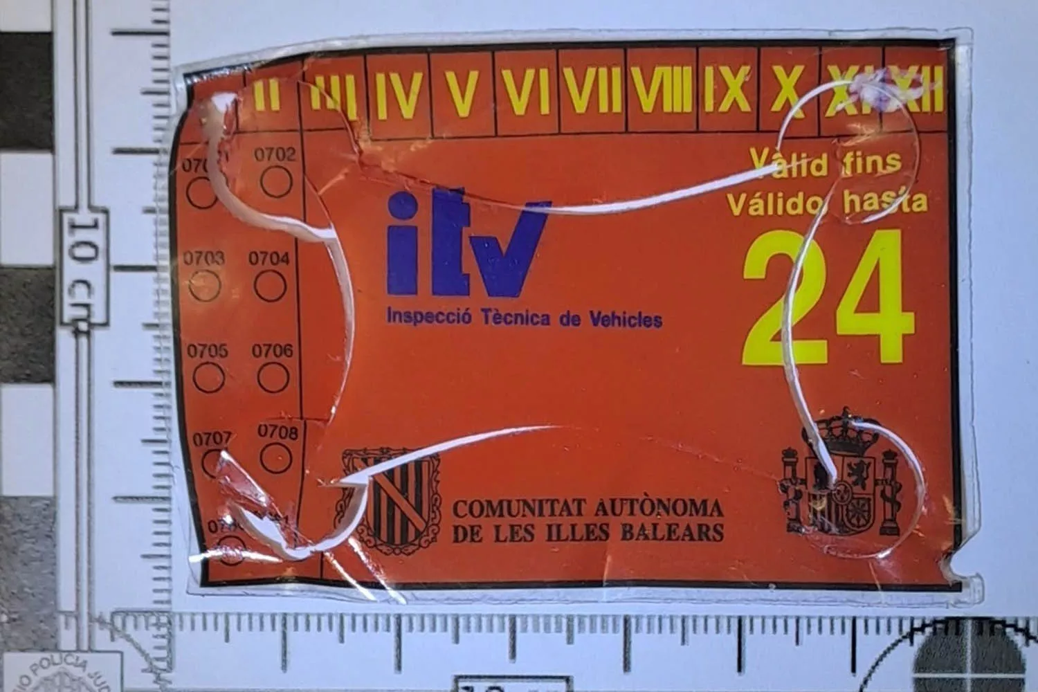 Un coche con el distintivo de la ITV falsificado / POLICÍA LOCAL DE PALMA