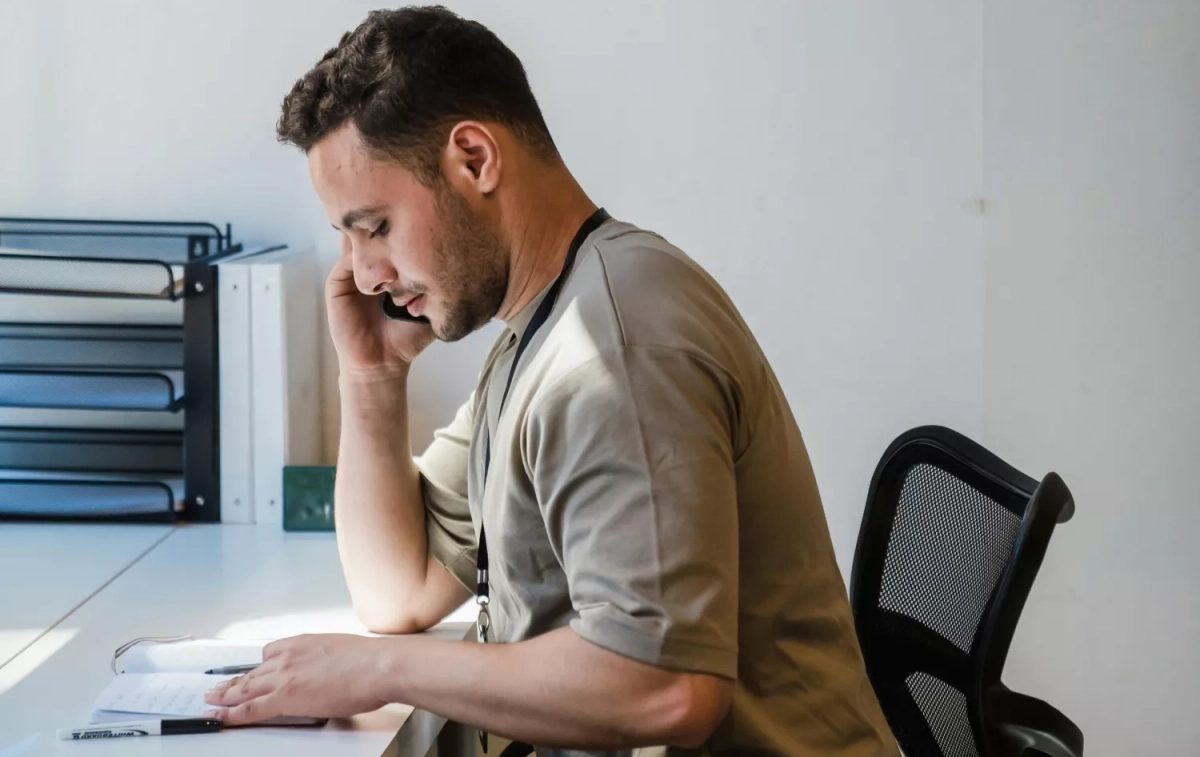 Un hombre recibe la llamada de unos estafadores que se hacen pasar por el servicio técnico de WhatsApp / PEXELS Un hombre recibe la llamada de unos estafadores que se hacen pasar por el servicio técnico de WhatsApp / PEXELS