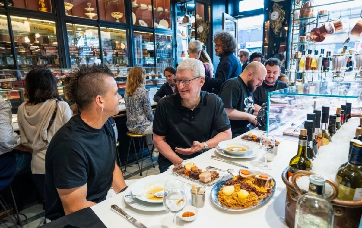 El CEO de Apple, Tim Cook, con el chef español Dabiz Muñoz en el restaurante Lhardy, en Madrid / EP - APPLE El CEO de Apple, Tim Cook, con el chef español Dabiz Muñoz en el restaurante Lhardy, en Madrid / EP - APPLE