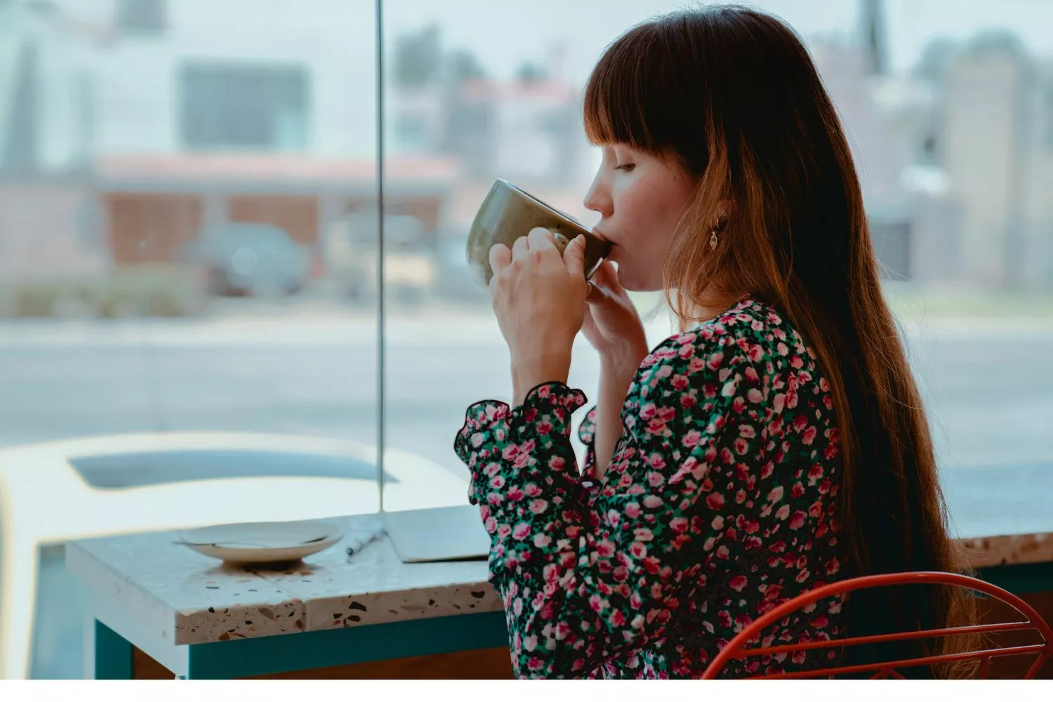 Mujer bebiendo té verde/ PEXELS