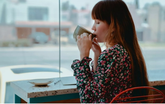 Mujer bebiendo té verde/ PEXELS Mujer bebiendo té verde/ PEXELS