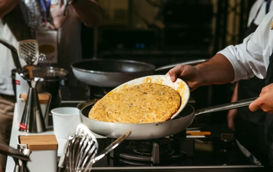 Un chef elabora una tortilla de patatas / ALICANTE GASTRONÓMICA Un chef elabora una tortilla de patatas / ALICANTE GASTRONÓMICA