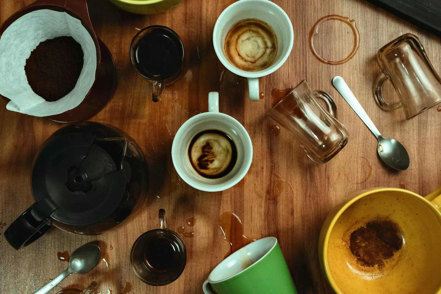 Tazas de café vacías en las que se ven los posos / PEXELS