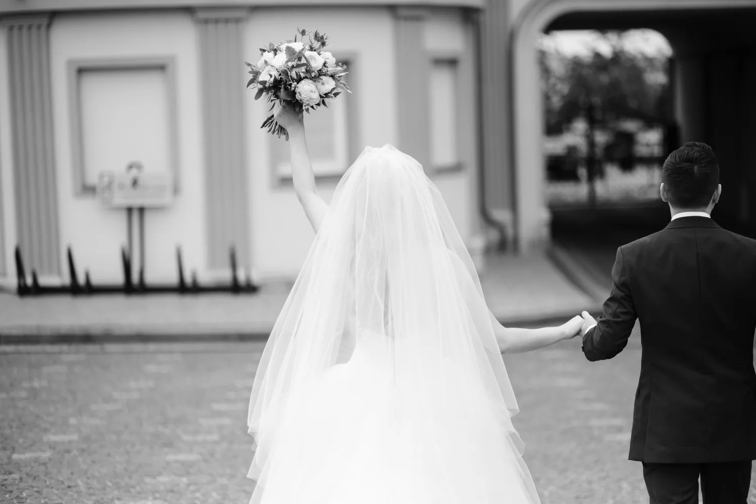 Una novia entrando en su boda / FREEPIK