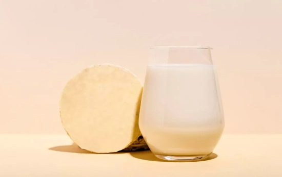 Leche dorada llena de beneficios/ Freepik Leche dorada llena de beneficios/ Freepik