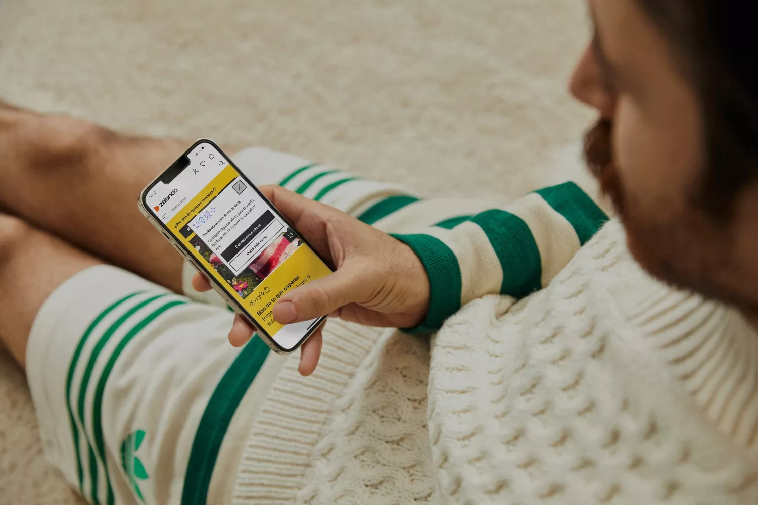 Una persona utiliza el asistente virtual de Zalando   ZALANDO