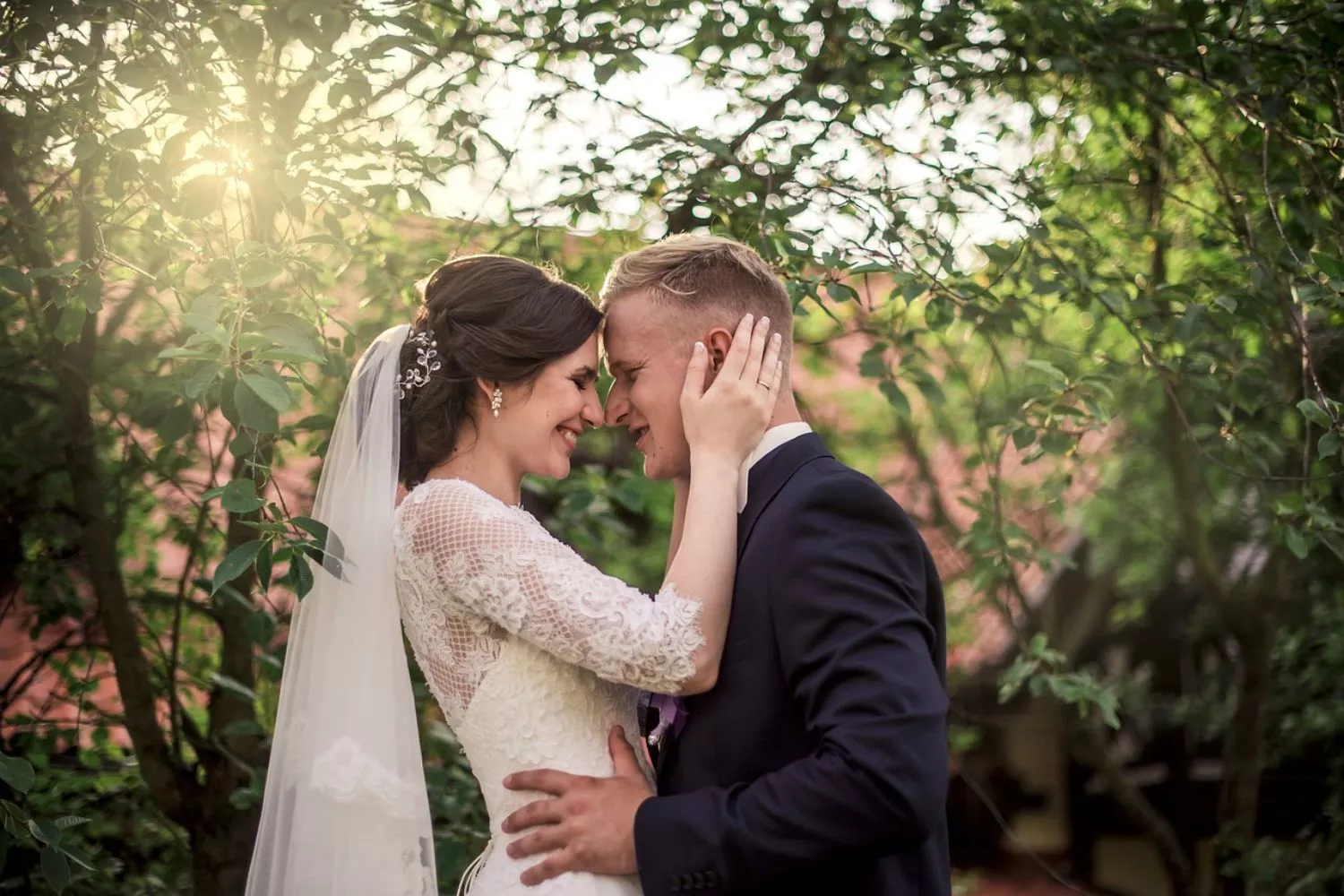 Una pareja que está celebrando su boda / PIXABAY