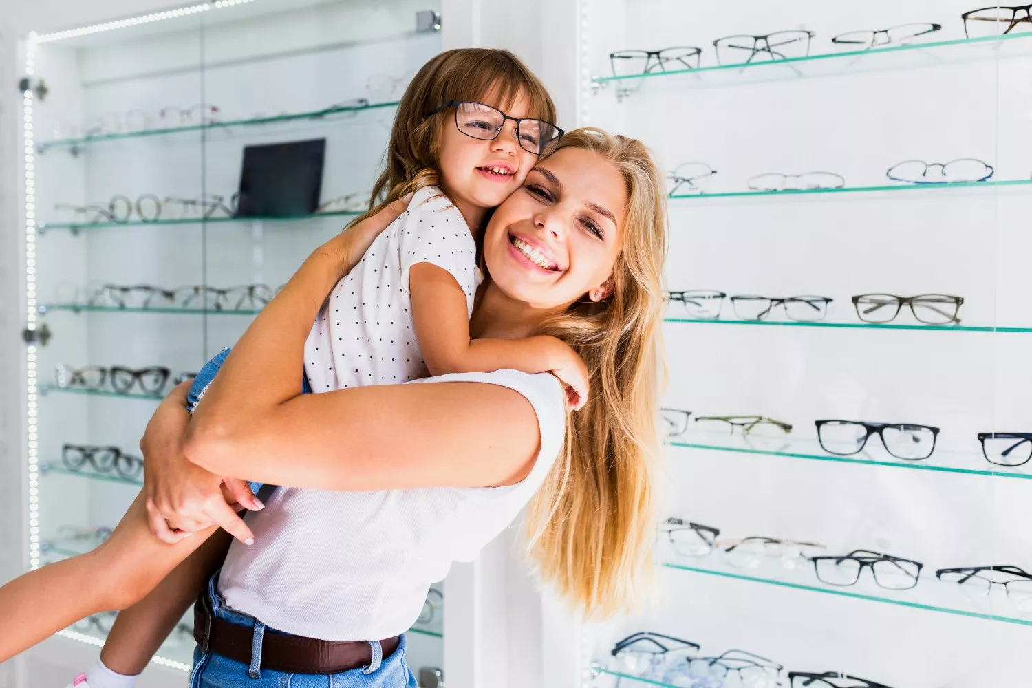 Una mujer junto a su hija en una óptica / FREEPIK