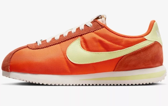 Modelo Nike Cortez en tono naranja y amarillo / Nike.com Modelo Nike Cortez en tono naranja y amarillo / Nike.com