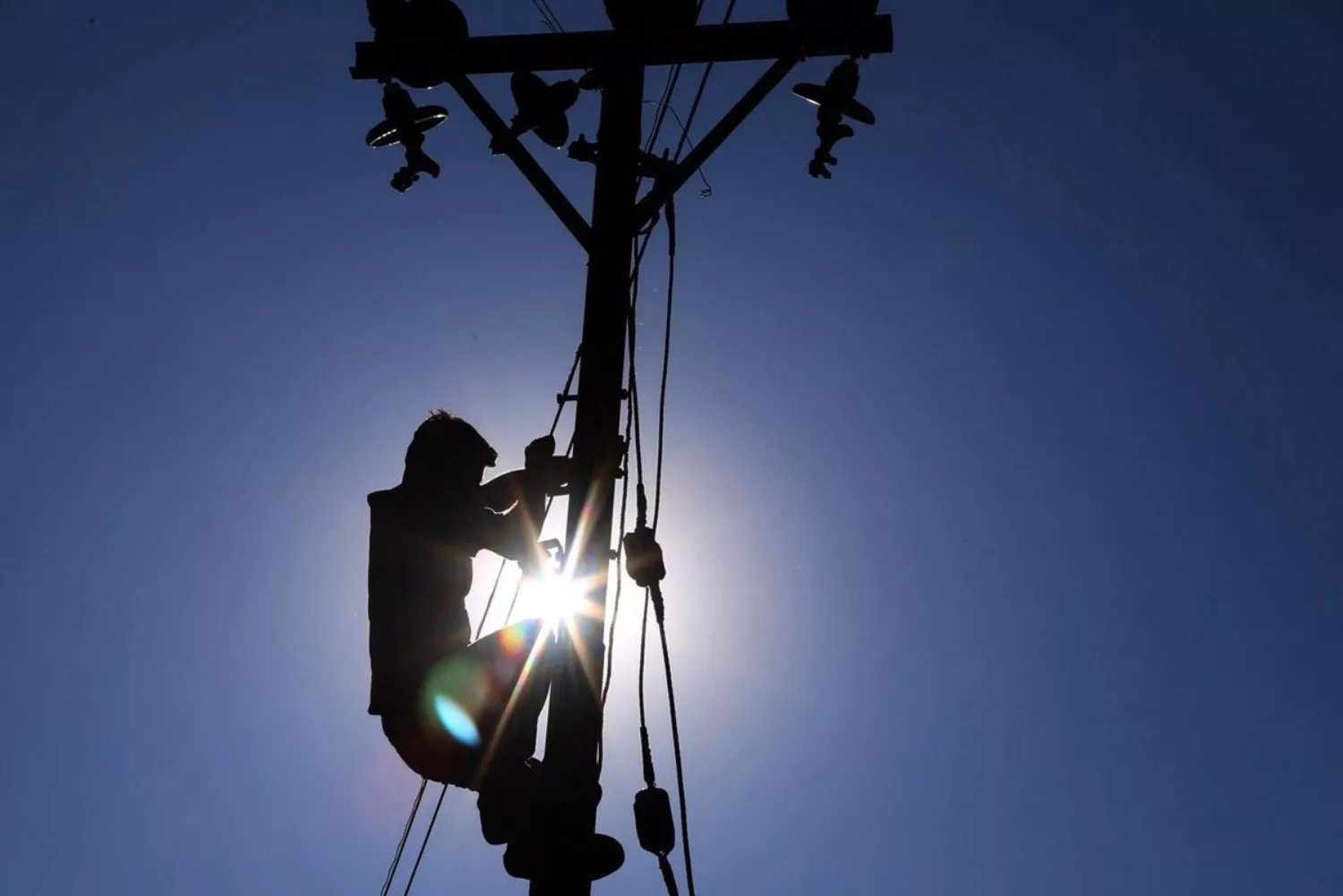 Poste eléctrico de luz   Sanjay Baid   EFE