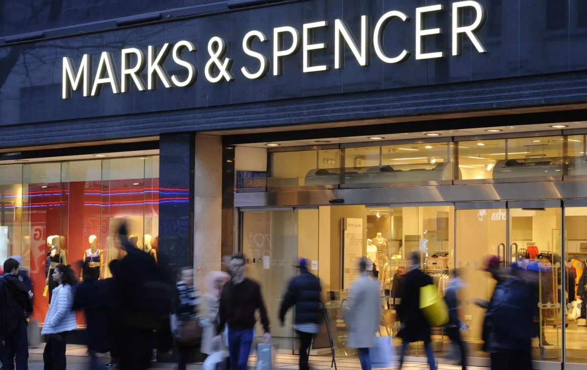 Una tienda de Marks & Spencer en Londres / Charlotte Ball - EP Una tienda de Marks & Spencer en Londres / Charlotte Ball - EP