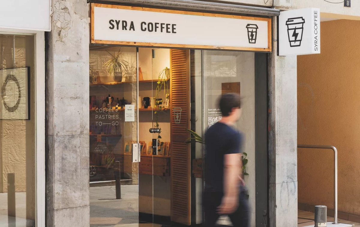 El local de Syra Coffee en la calle Siracusa de Gràcia, el primero de los cuarenta que ha abierto la cadena / CEDIDA El local de Syra Coffee en la calle Siracusa de Gràcia, el primero de los cuarenta que ha abierto la cadena / CEDIDA