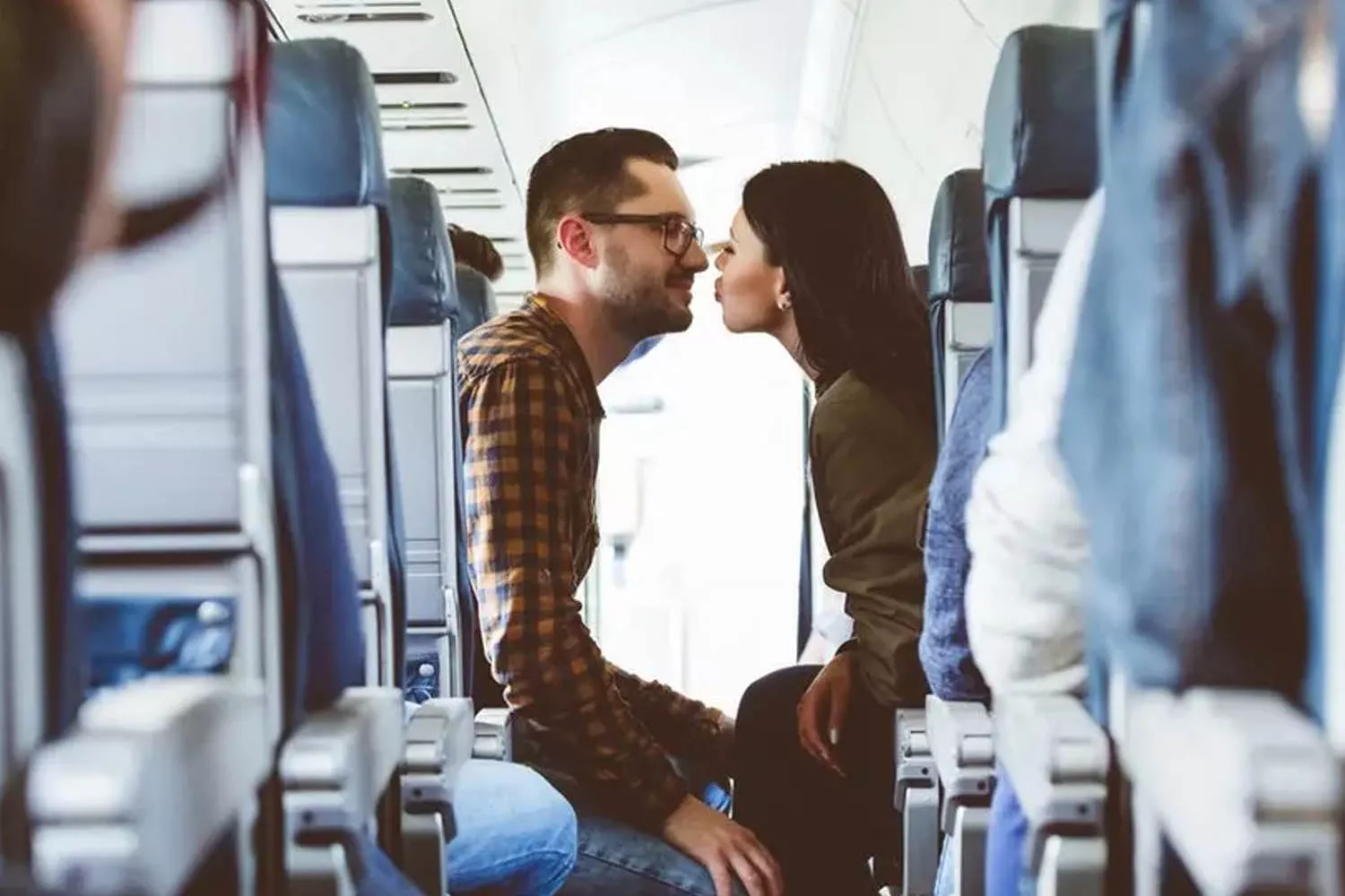 Una pareja acaramelada que se ha conocido en Tinder o una app similar / TWITTER