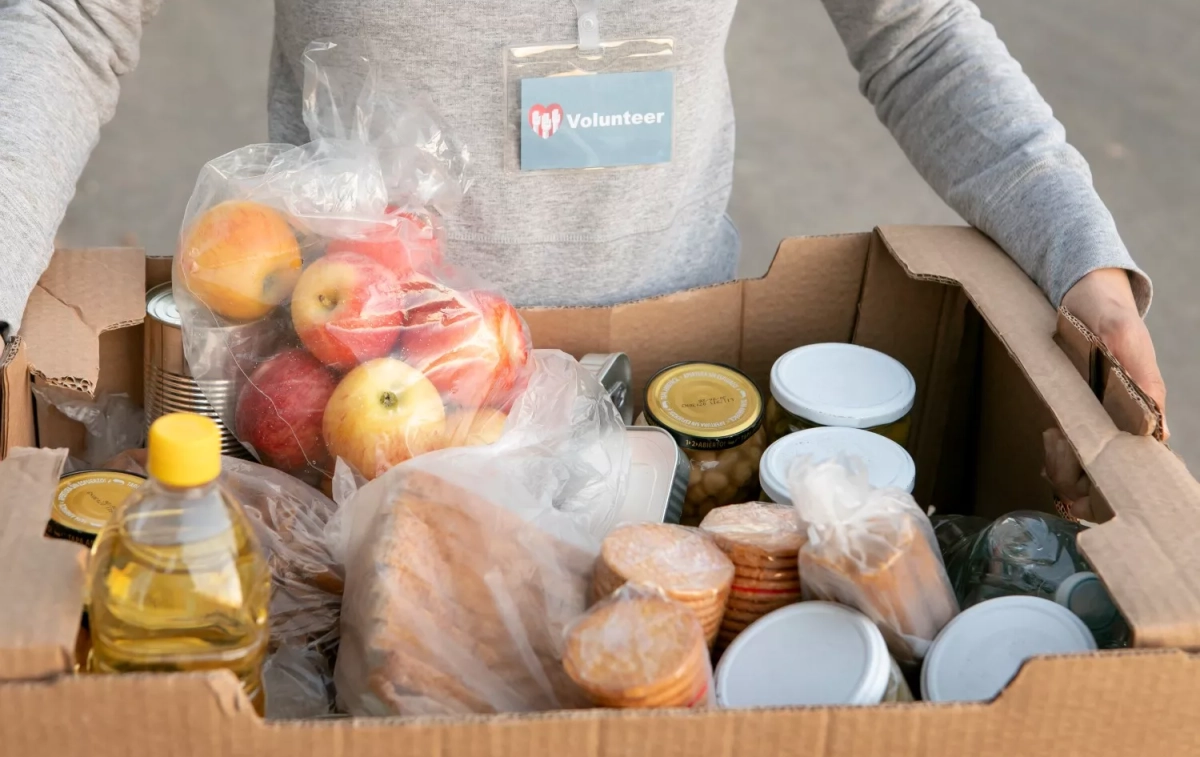 Una caja llena de comida / FREEPIK Una caja llena de comida / FREEPIK