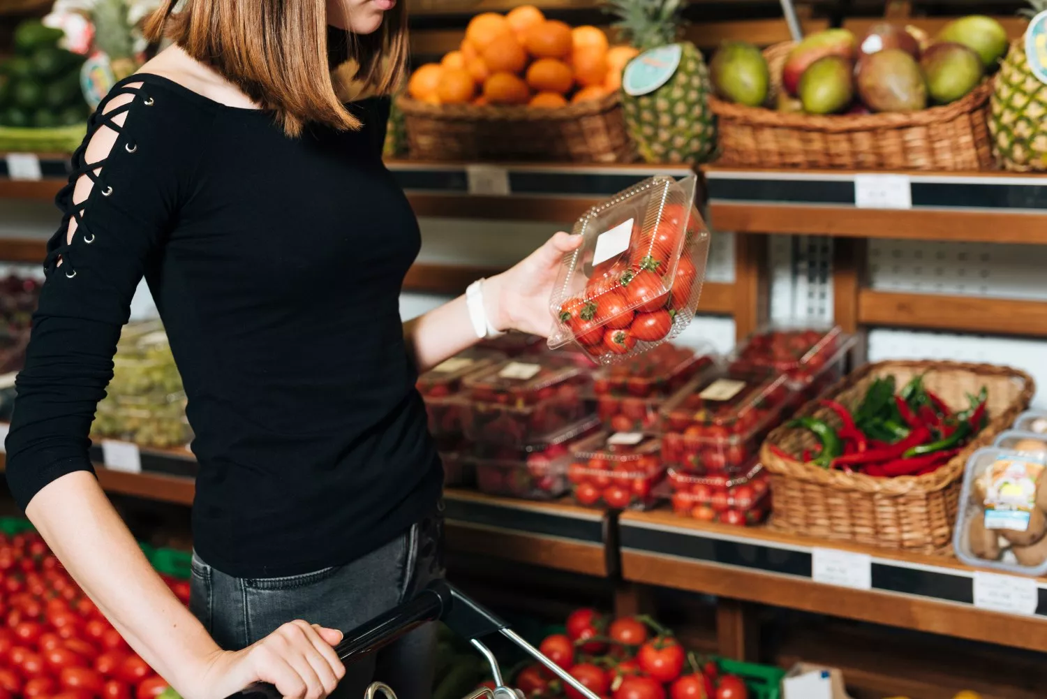 Una persona realiza una compra con la que intenta ahorrar / FREEPIK