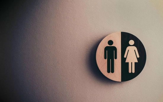 Logo de un baño unisex/ PEXELS Logo de un baño unisex/ PEXELS