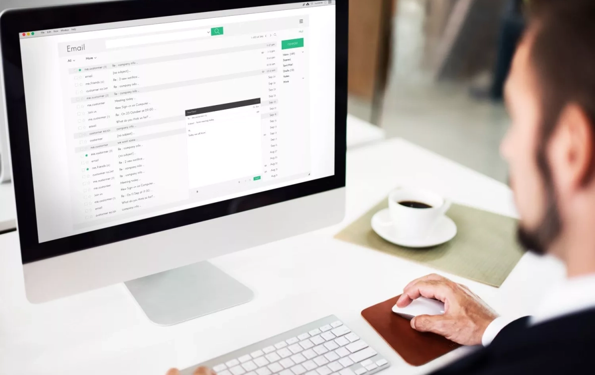 Una persona revisa su correo / FREEPIK - rawpixel.com Una persona revisa su correo / FREEPIK - rawpixel.com