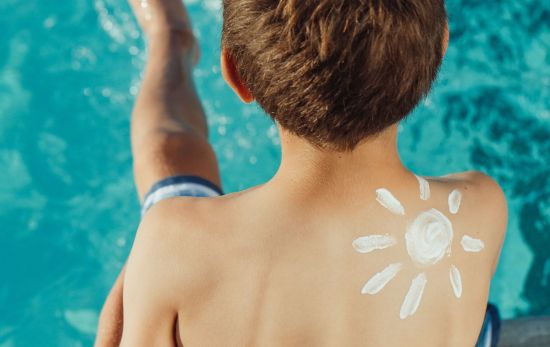 Un niño en la piscina con un sol dibujado con crema solar / PEXELS Un niño en la piscina con un sol dibujado con crema solar / PEXELS