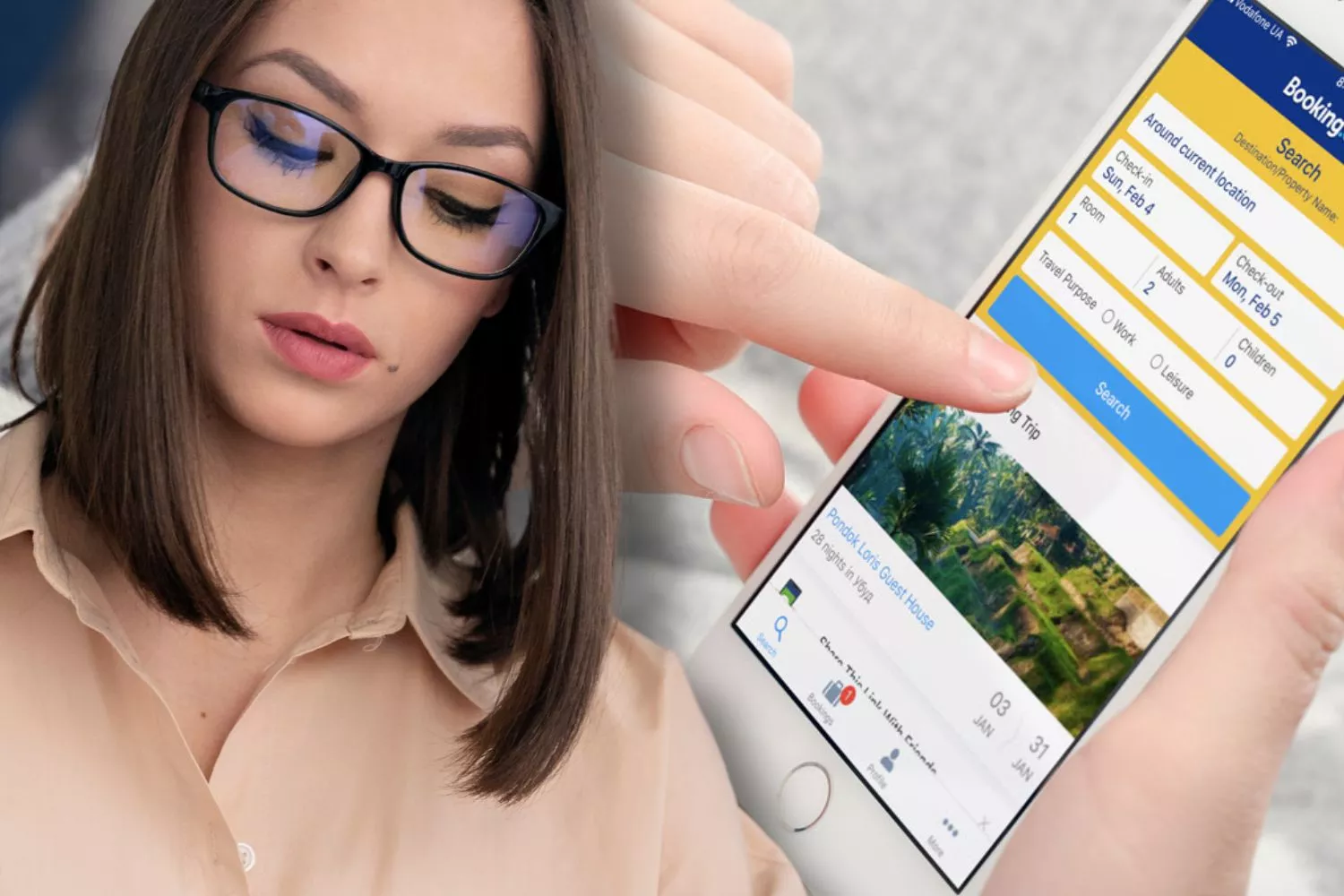 Una persona reclama a Booking por una reserva de hotel / FOTOMONTAJE CONSUMIDOR GLOBAL